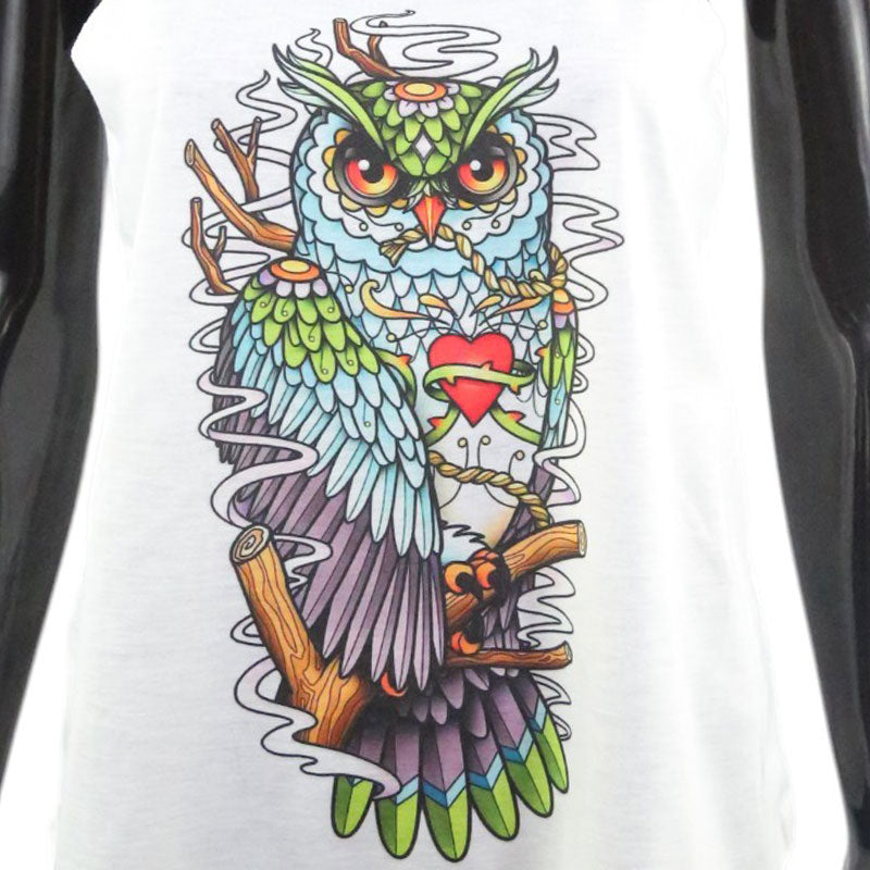 Eulen Top Weiß – Buntes Tattoo-Design mit Herz
