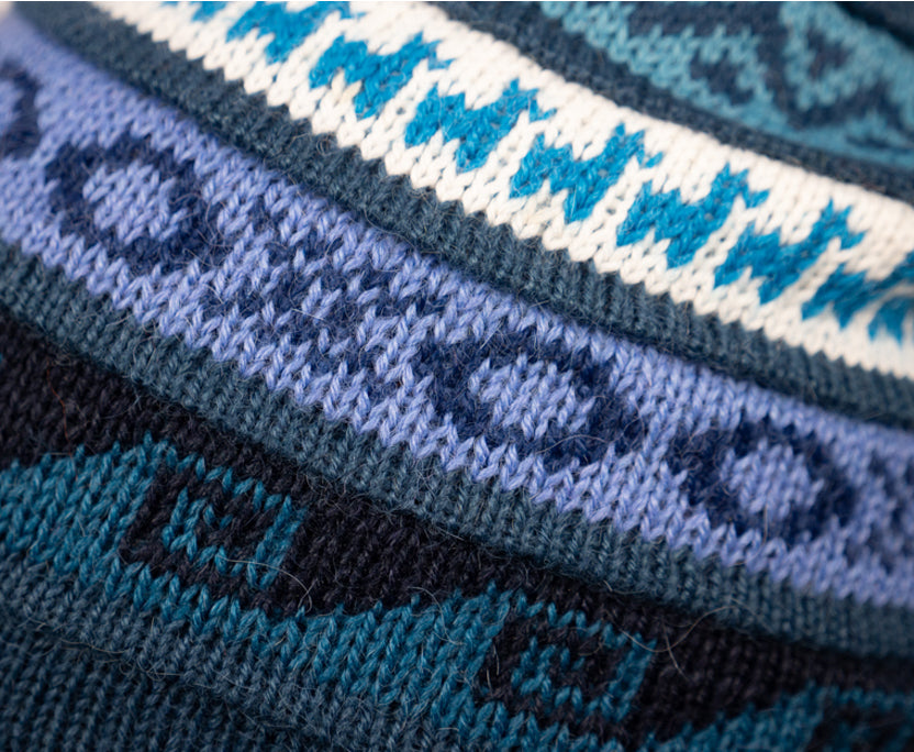 Alpaka Mütze 2in1 (Chullo) Ozeanblau mit diversen farbigen Mustern