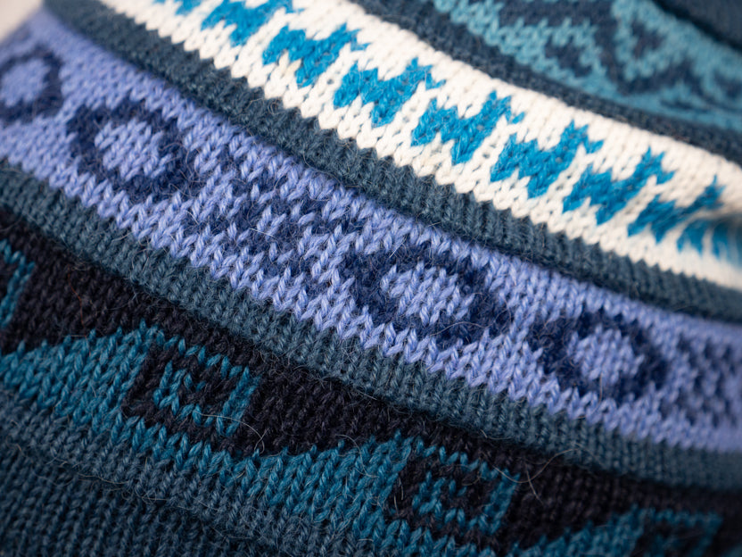 Alpaka Mütze 2in1 (Chullo) Ozeanblau mit diversen farbigen Mustern