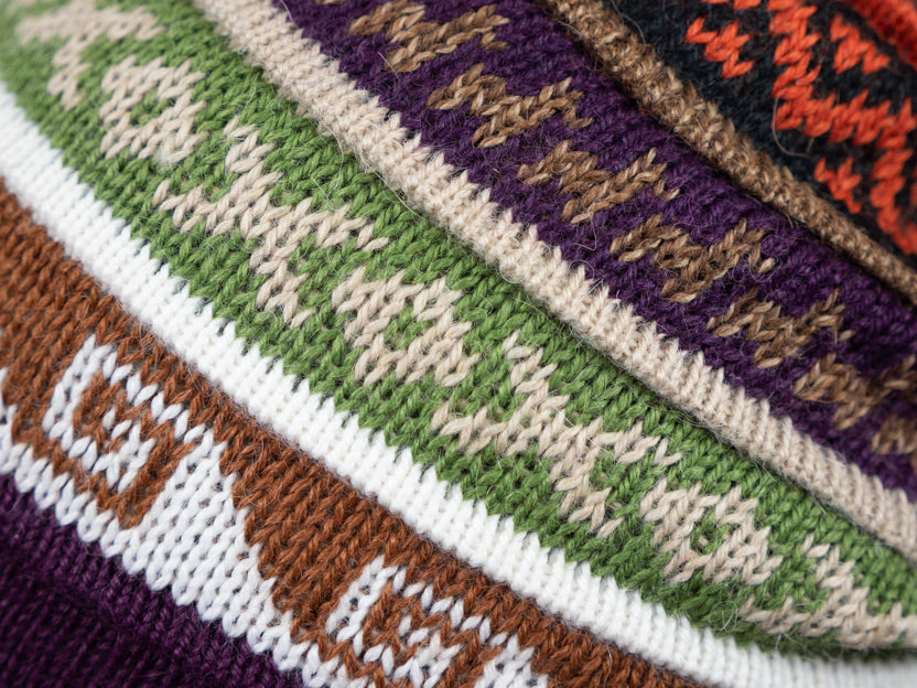 Alpaka Mütze 2in1 (Chullo) lila mit diversen farbigen Mustern